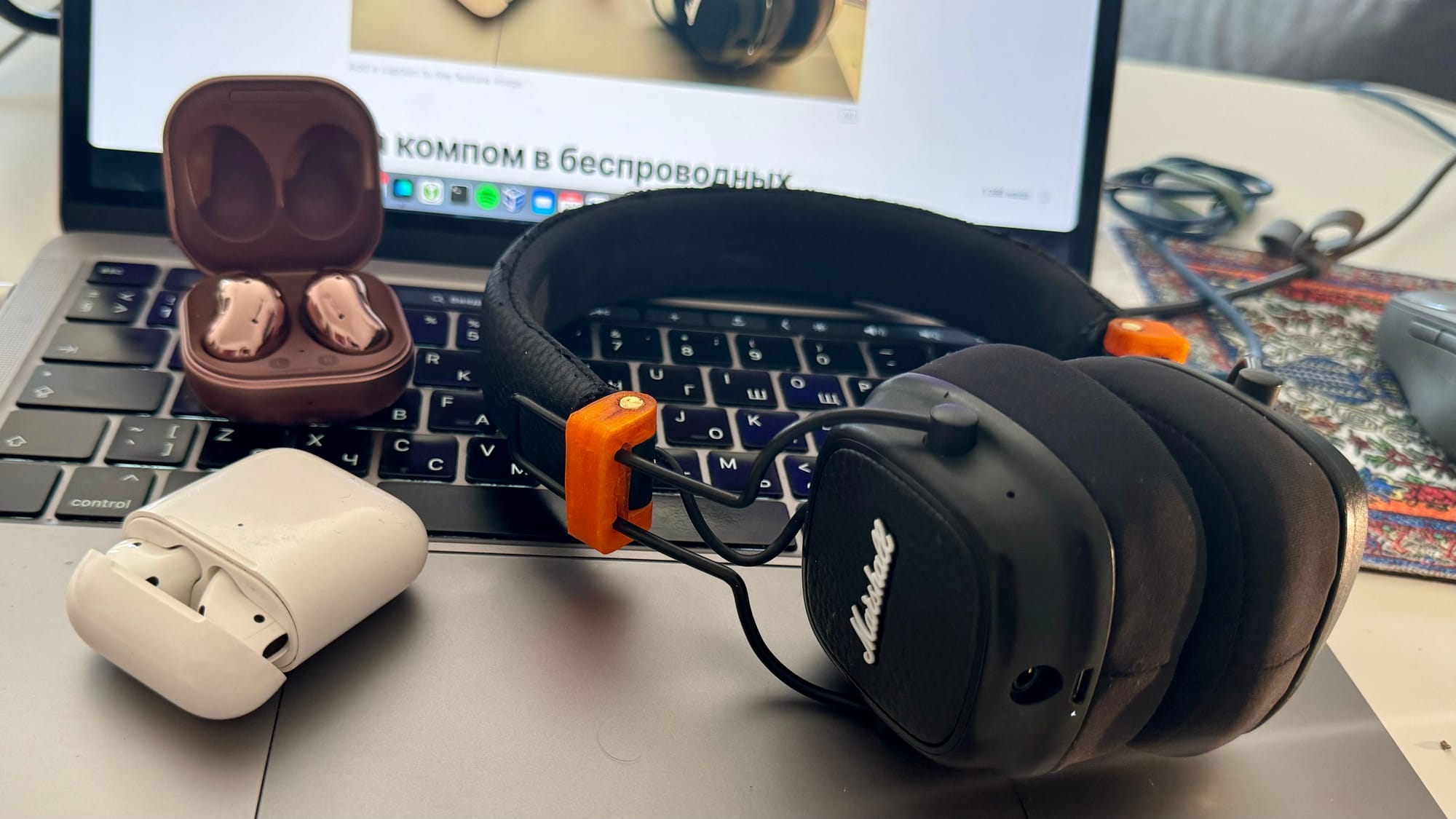За компом в беспроводных наушниках