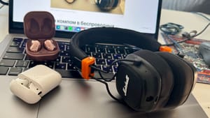 За компом в беспроводных наушниках